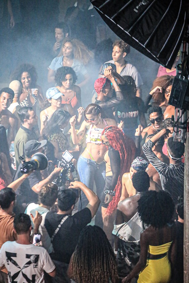 Anitta agita comunidade na zona oeste do Rio durante gravação de clipe ...