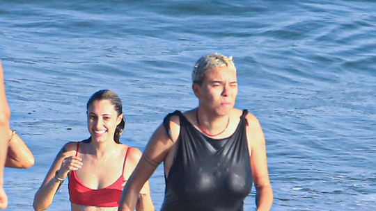 Maria Gadú curte dia de praia com a família no Rio de Janeiro
