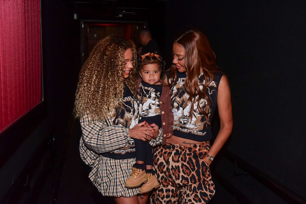 Brunna Gonçalves e Ludmilla com a filha, Zuri — Foto: Webert Belicio / Agnews