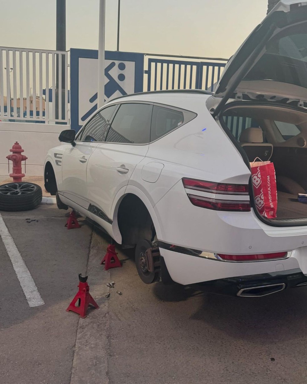 Carro de Renan Lodi sem pneus — Foto: Reprodução/Instagram