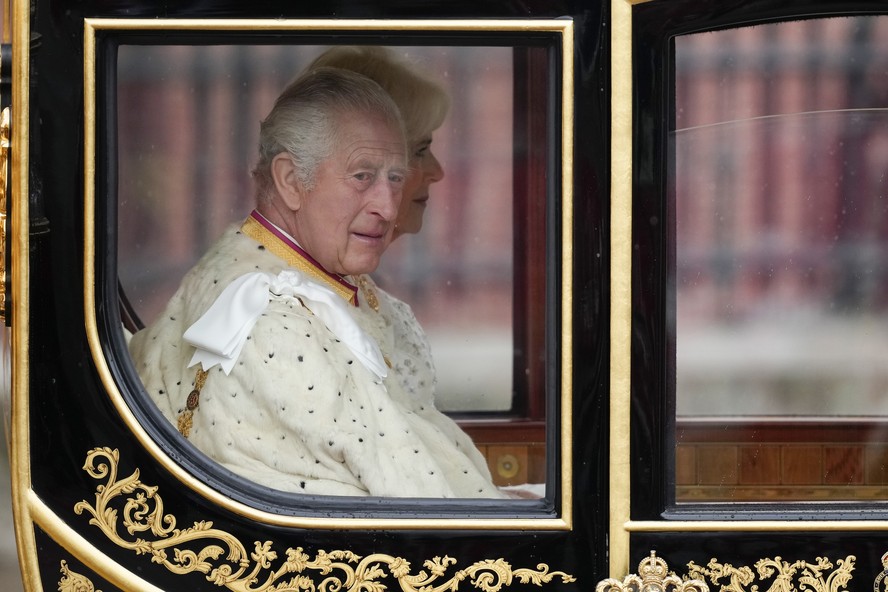 Rei Charles III segue para coroação com rainha Camilla