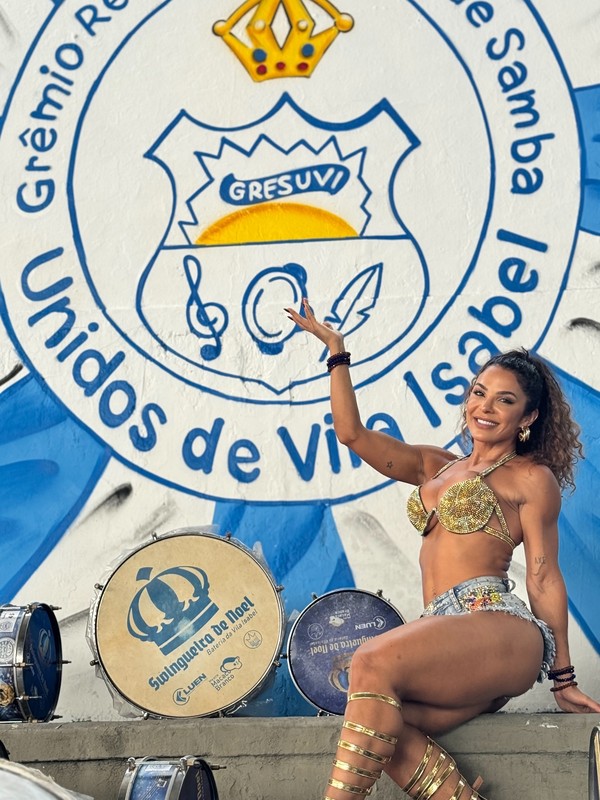 Monique Rizzeto brilha em ensaio da Vila Isabel no Morro dos Macacos ...