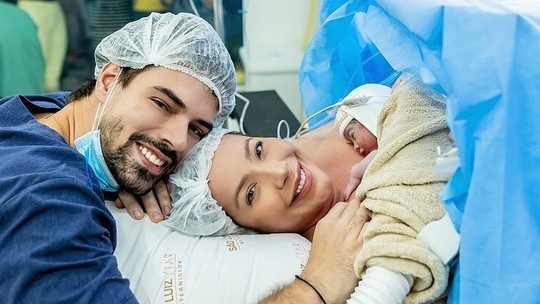 Renata Dominguez abre álbum de fotos do parto de sua primeira filha: "Amor arrebatador"