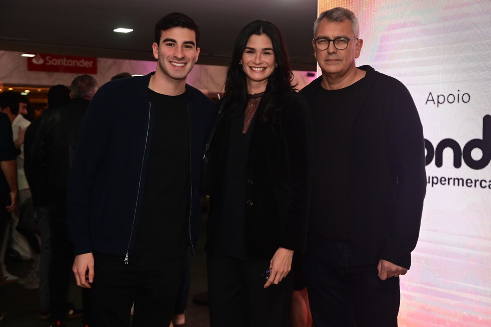 Carol Ribeiro e família — Foto: Eduardo Martins / Brazil News