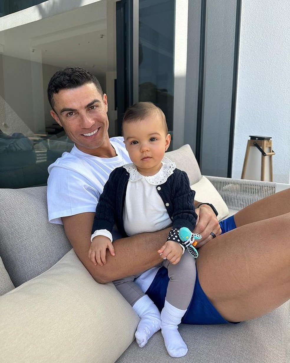 Cristiano Ronaldo parabeniza filhos g meos com clique em fam lia