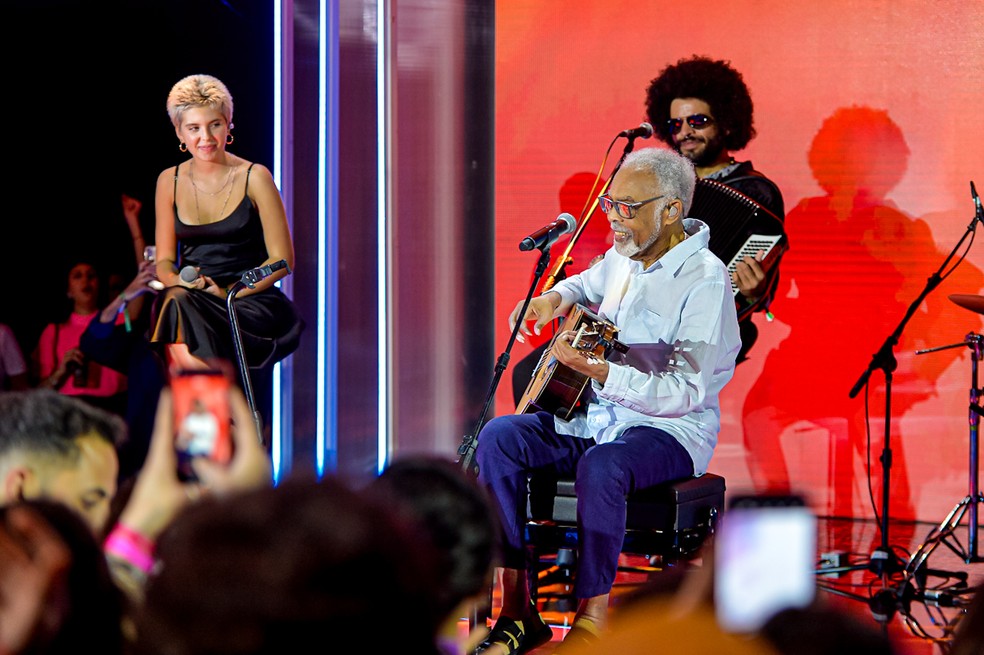 Flor Gil canta com o avô Gilberto Gil — Foto: Caio Duran/BrazilNews