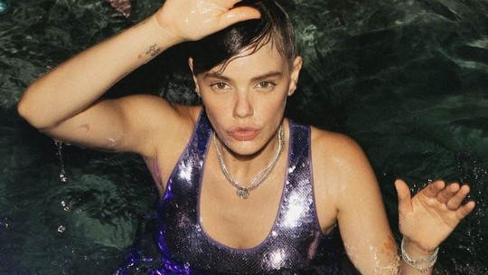 De vestido luxuoso e joias, Laura Neiva se joga na piscina após sua festa de 'rebutante'