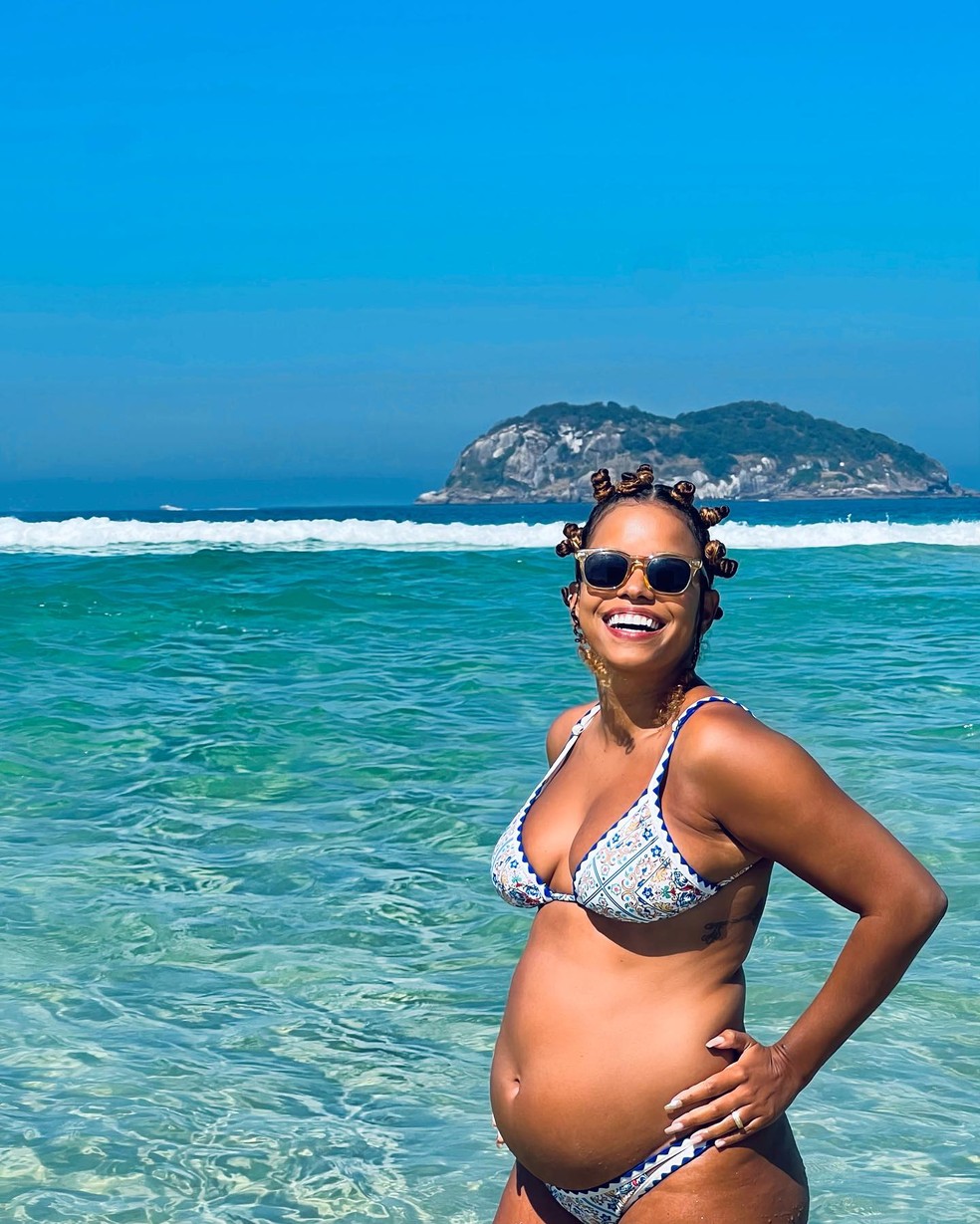 Jennifer Nascimento curte dia de praia com o marido, Jean Amorim — Foto: Reprodução Instagram