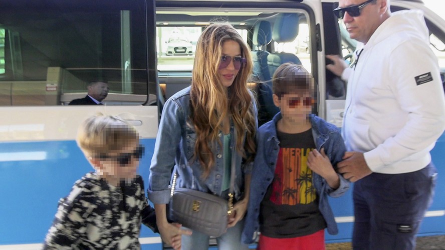 Shakira e os filhos, Sasha e Milan, embarcam em Barcelona rumo à Miami