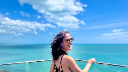 De biquíni, Adriana Birolli curte dia de piscina em Fortaleza e reúne elogios