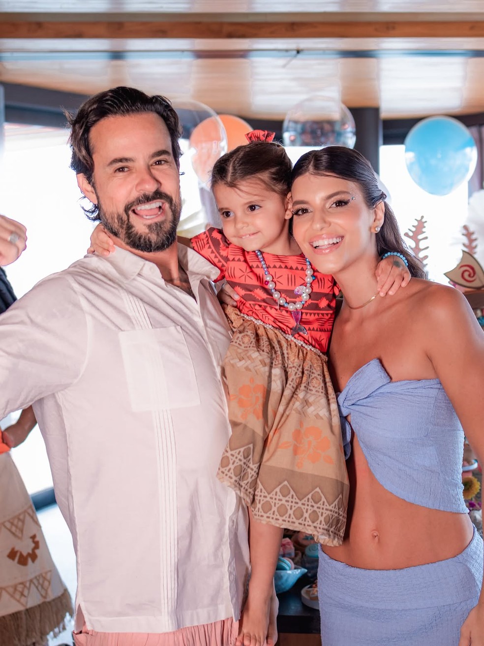 Paulo Vilhena e a esposa, Maria Luiza Silveira Vilhena, comemoram o terceiro aniversário da filha, Manoela — Foto: Josué Falcão