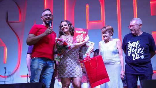 Viviane Araujo recebe homenagem por 15 anos como rainha de bateria do Salgueiro