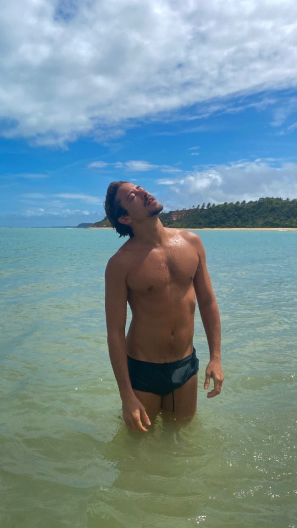Jesuíta Barbosa curte dias de praia com o namorado, Cícero Ibeiro