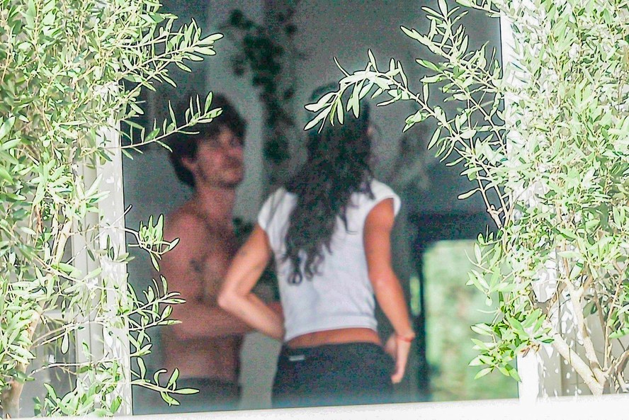 Shawn Mendes e Bruna Marquezine na casa do ator, em Los Angeles