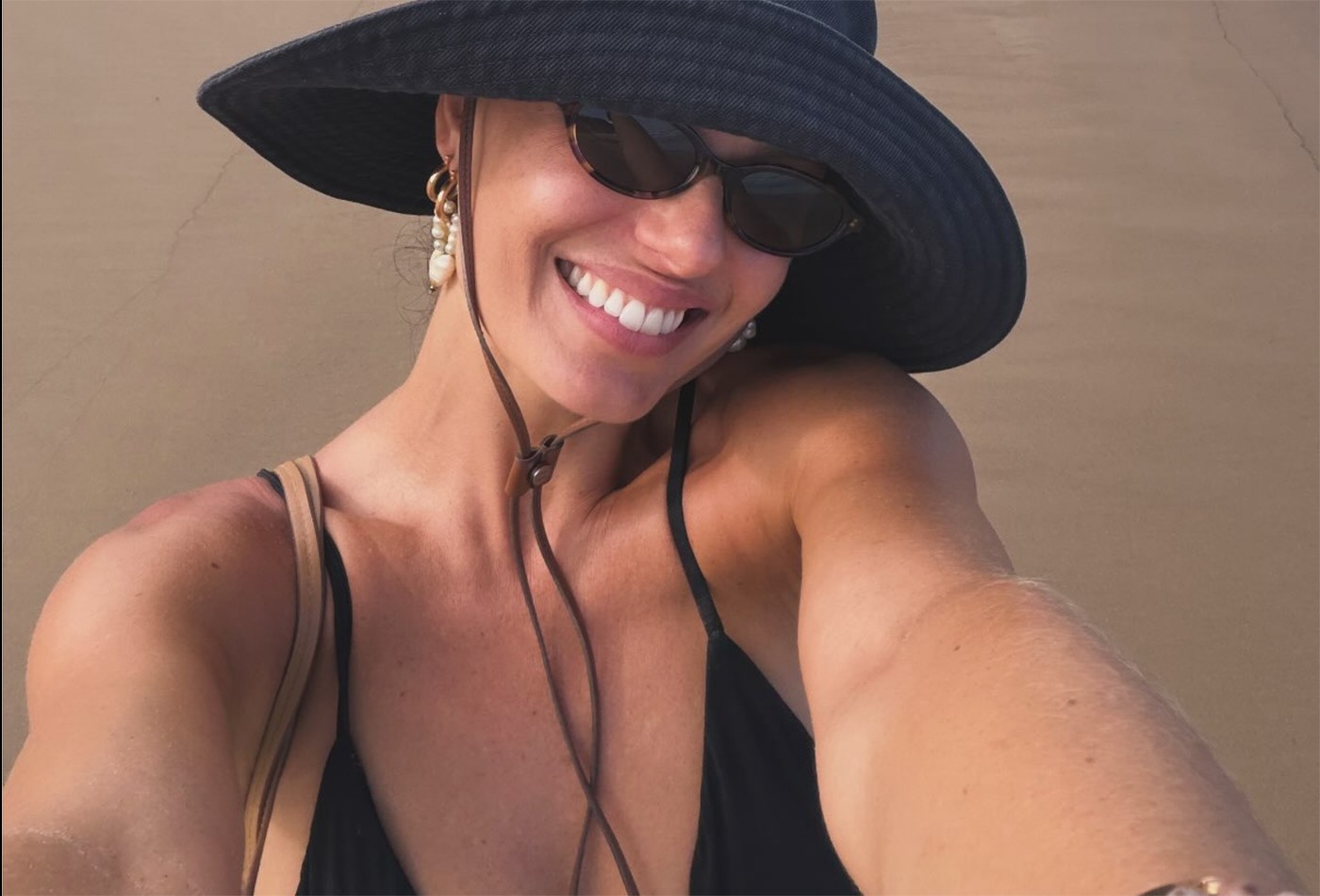 Isis Valverde curte praia e se declara à Bahia: 'Na minha outra vida devo ter nascido aqui'