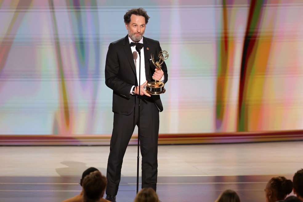 Matthew Rhys vence por 'The Beast in Me' — Foto: Getty Images