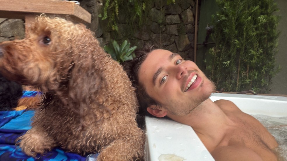 Sasha Meneghel e João Lucas curtem domingo com hidromassagem e praia — Foto: Reprodução/Instagram