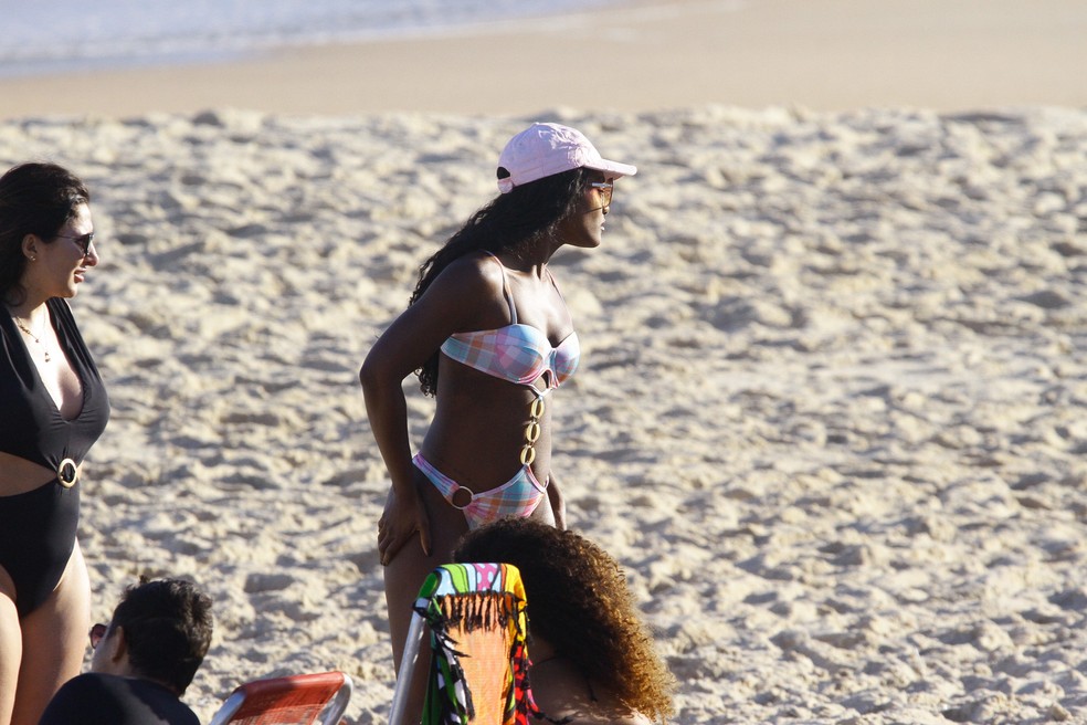 Erika Januza em clima de romance na praia — Foto: quem