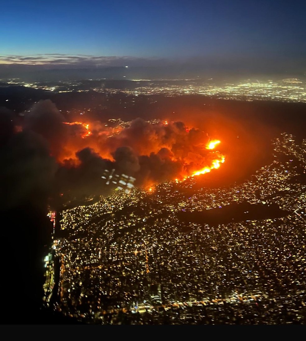 Incêndios de grandes proporções em Pacific Palisades, em Los Angeles, na Califórnia — Foto: Reprodução/X