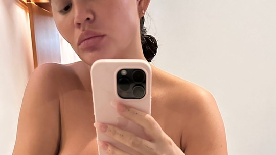 Grávida, Chrissy Teigen posa nua em selfie diante do espelho