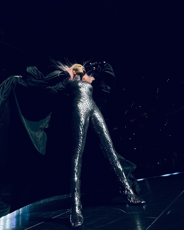Madonna dá beijão na rapper Tokischa durante show em Nova York