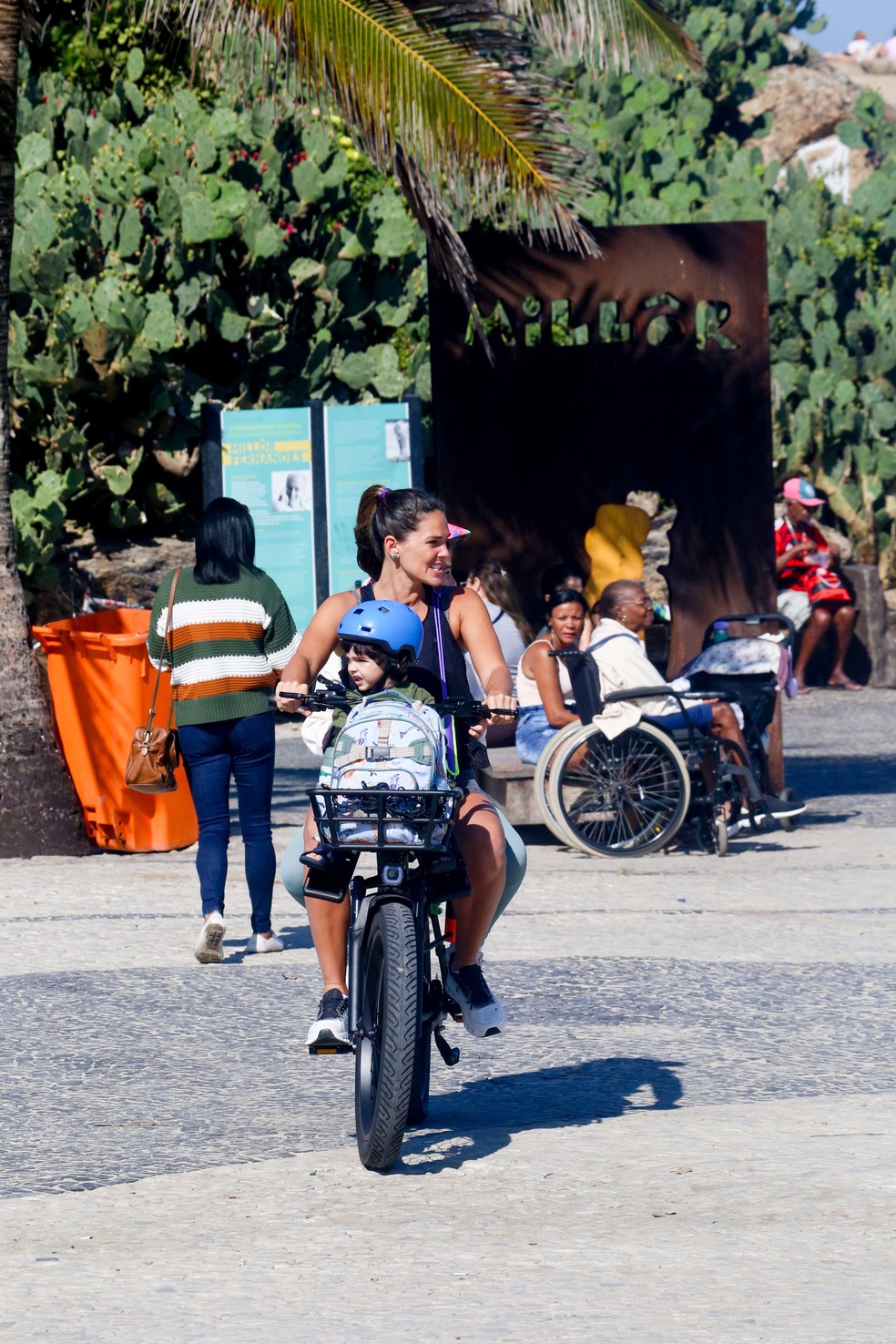 Daniella Sarahyba anda de bicicleta com os tr&ecirc;s filhos no Rio &mdash; Foto: J C Pereira/AgNews