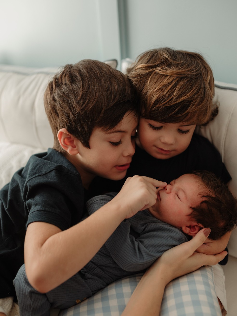 Antonio Enrico, Filippo e Vicenzo, os três filhos de Sthefany Brito e Igor Raschkovsky — Foto: Daniela Leite