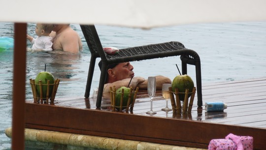 Aposentado, Bruce Willis curte férias em resort luxuoso com a família