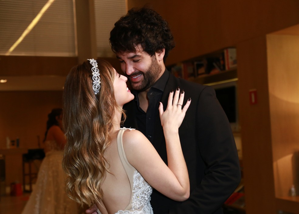 Duda Reis recebe o carinho do noivo, Du Nunes, ao desfilar de noiva — Foto: Claudio Augusto/BrazilNews