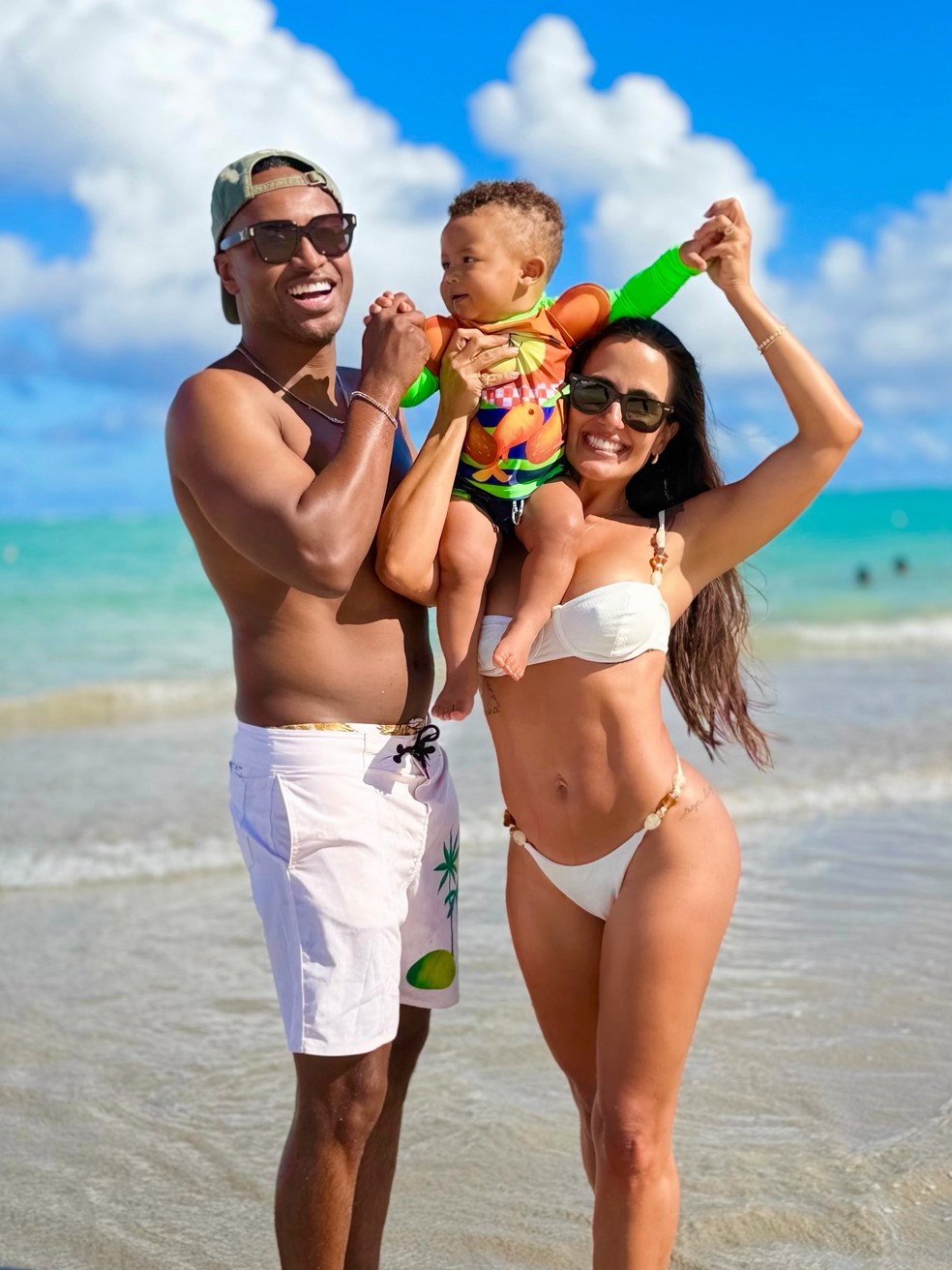 Carol Peixinho curtiu dia de praia em família com Thiaguinho e o filho — Foto: Reprodução/Instagram