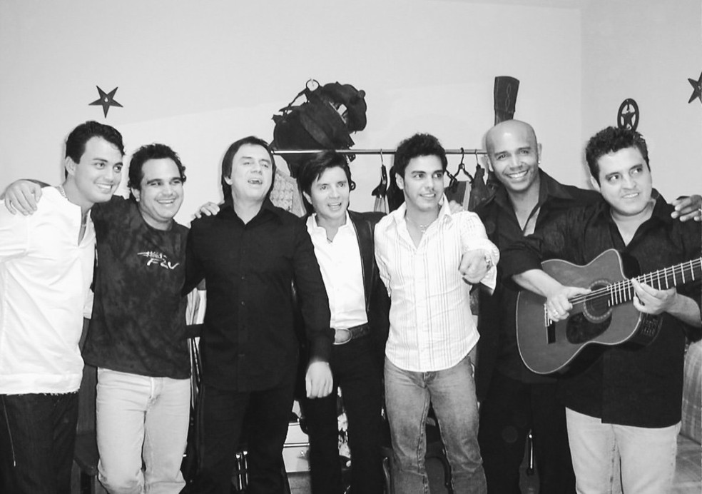 Os sertanejos Renner, Luciano, Chitãozinho, Xororó, Zezé Di Camargo, Rick e Bruno — Foto: Reprodução/Instagram