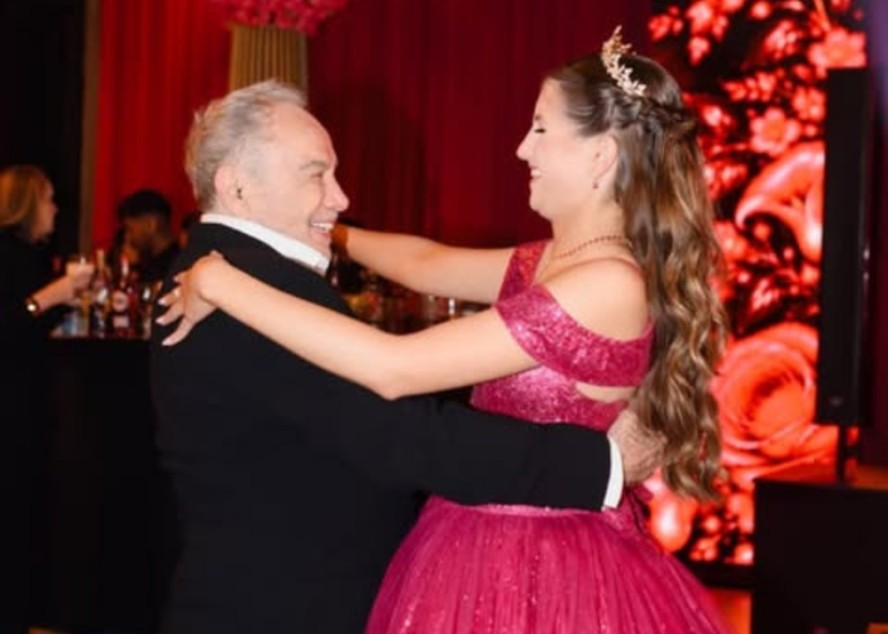 Stênio Garcia dança valsa com debutante