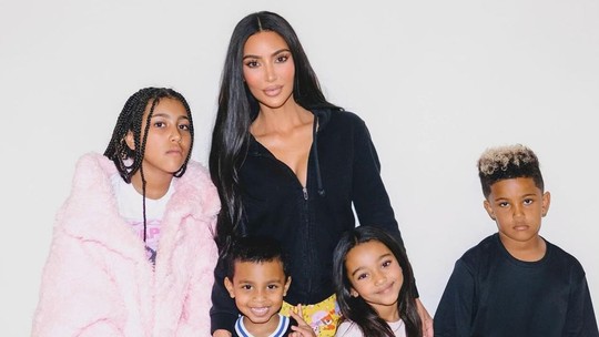 Mãe solo, Kim Kardashian diz não ter 'dois minutos para lavar o cabelo'
