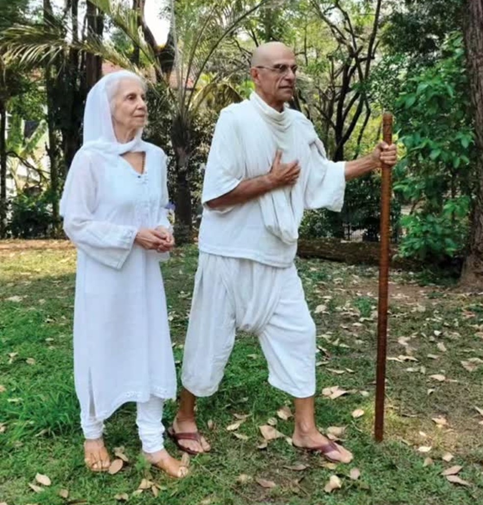 João Signorelli e a esposa, a atriz Thaia Perez, caracterizados para a peça 'Gandhi', encenada em 2025 — Foto: Reprodução/Instagram