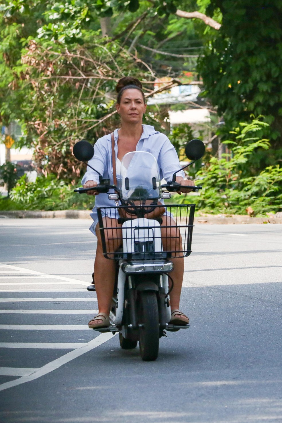 Fabiula Nascimento andando de bicicleta el&eacute;trica &mdash; Foto: Dilson Silva/ AgNews