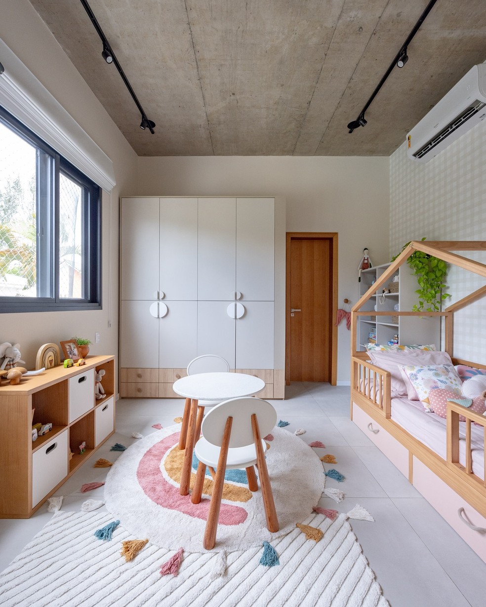 Juliano Cazarré e esposa mostram quarto de dois dos seis filhos — Foto: @interiordafoto