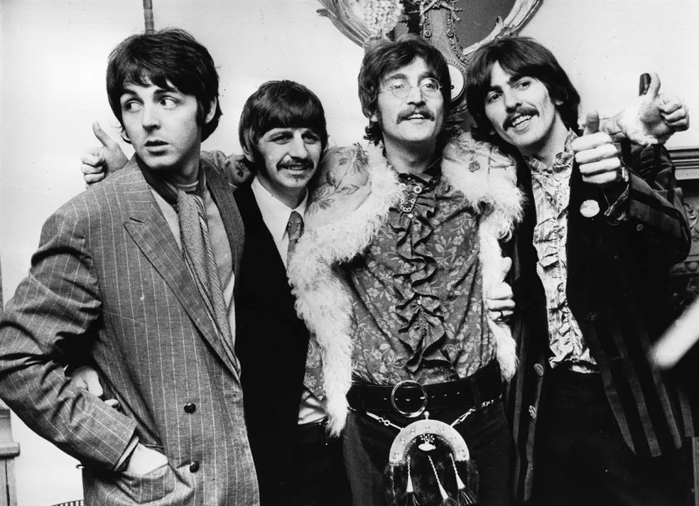 Paul McCartney, Ringo Star, John Lennon e George Harrison, do The Beatles, comemora o lançamento do álbum 'Sgt Pepper's Lonely Hearts Club Band', em 1967 — Foto: Getty Images