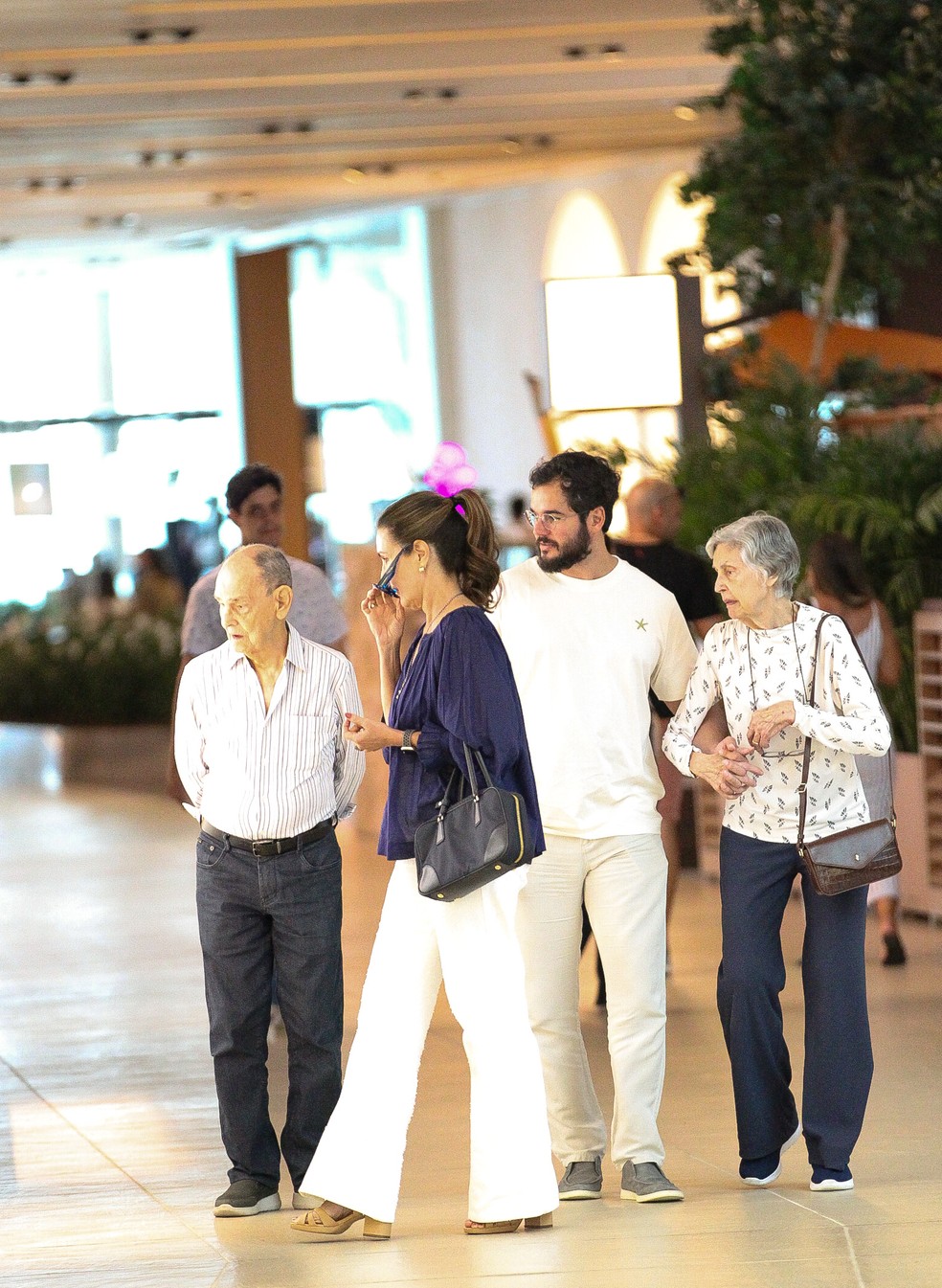 F&aacute;tima Bernardes e T&uacute;lio Gad&ecirc;lha com os pais da apresentadora, Am&acirc;ncio e Eunice &mdash; Foto: Edson Douglas;AgNews