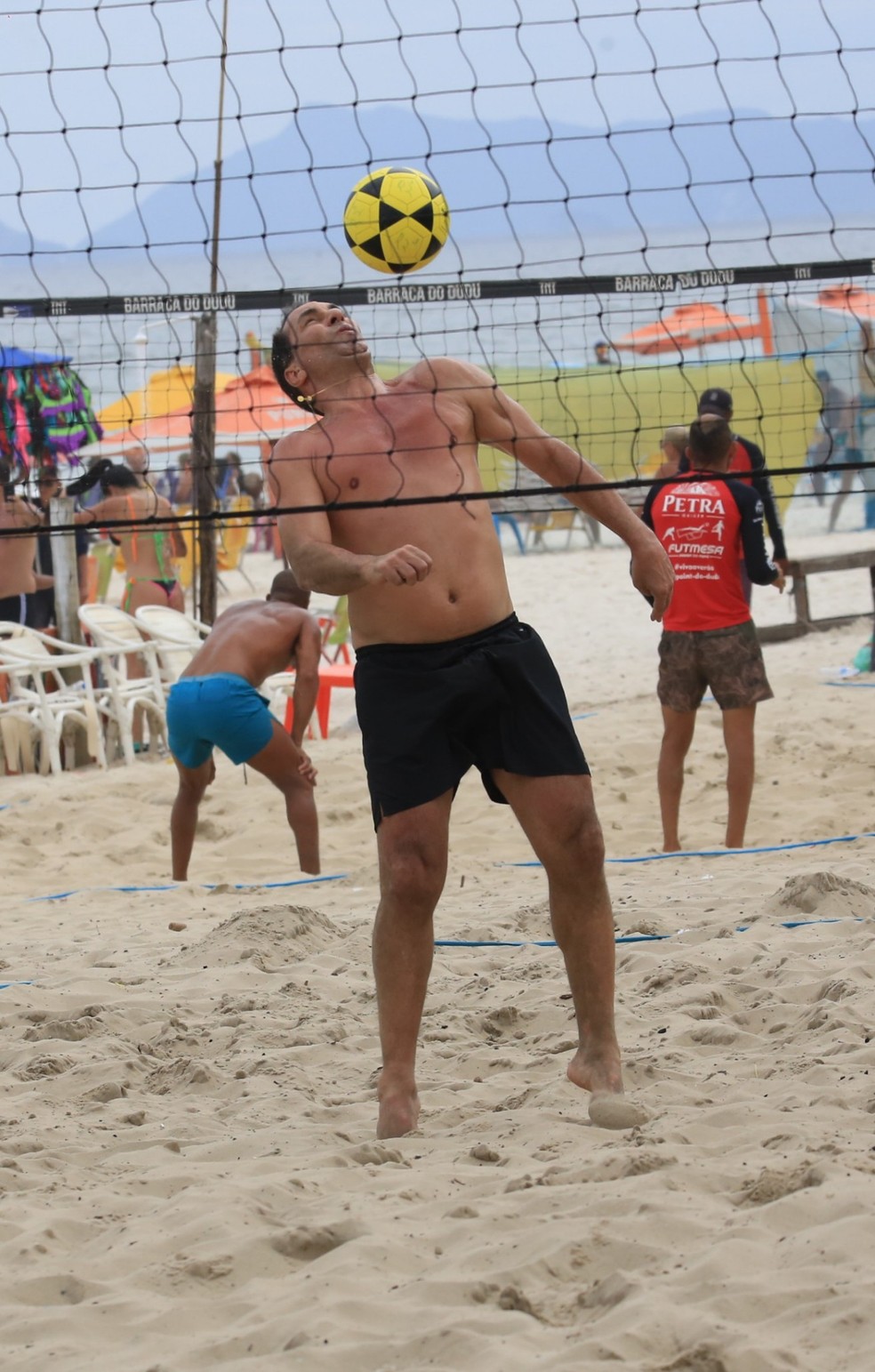 Edmundo joga futevôlei no Rio — Foto: Fabricio Pioyani/AgNews