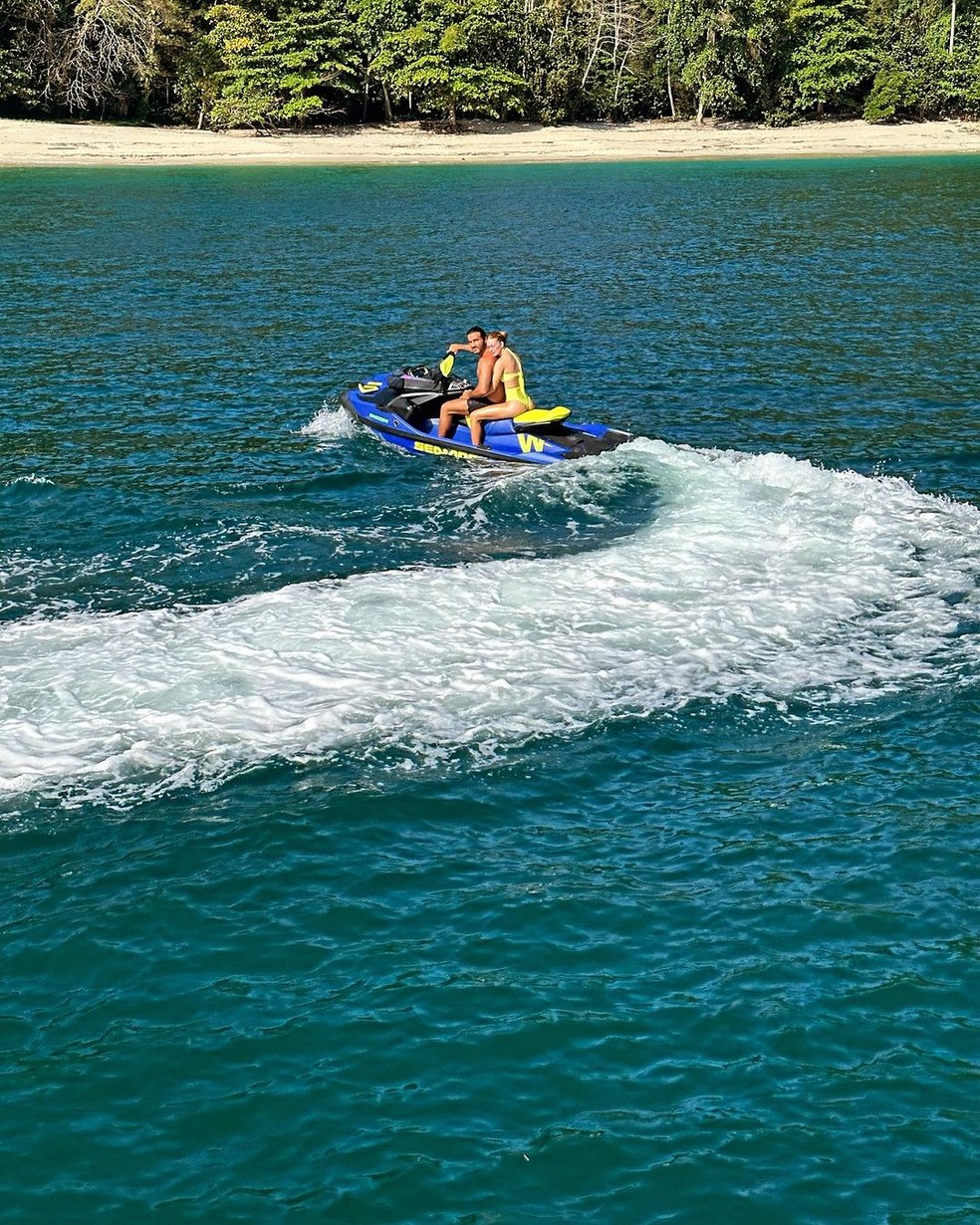 Marina Ruy Barbosa em passeio e barco — Foto: Reprodução/Instagram