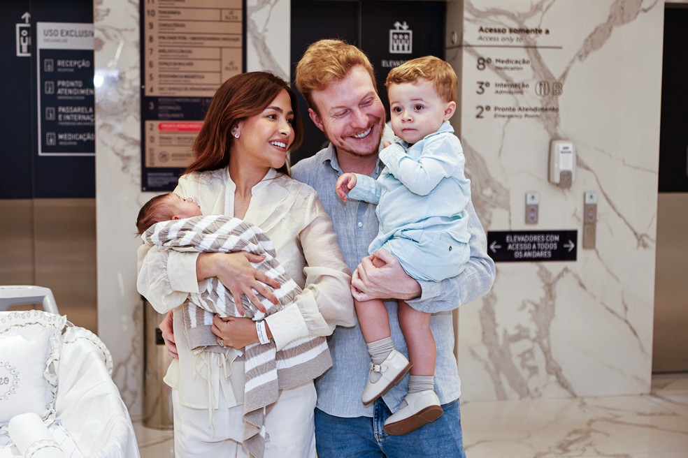 Gabi Luthai e Teo Teló com os dois filhos, Pietro e Matteo — Foto: Van Campos/AgNews