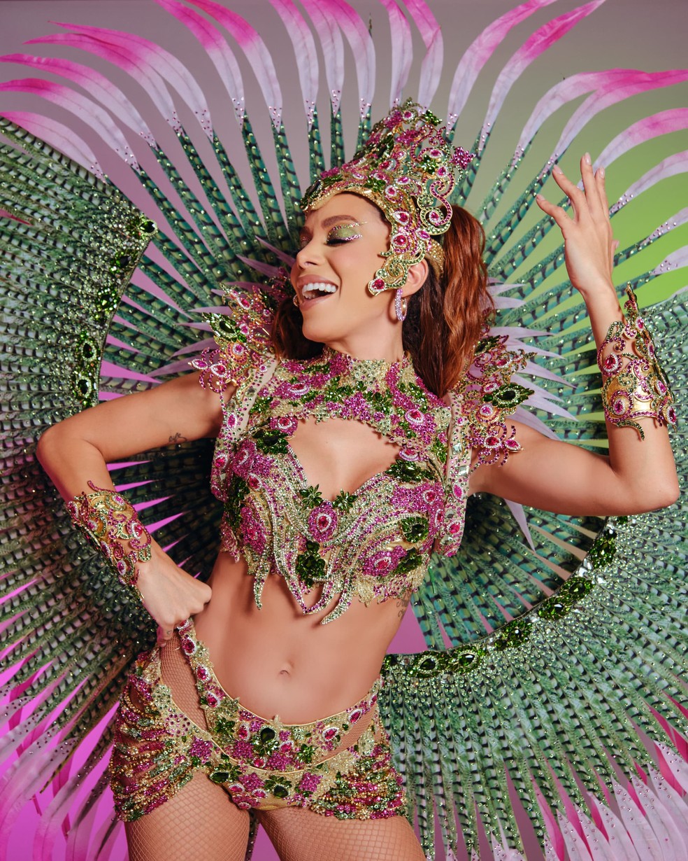 Anitta faz homenageam  Mangueira com look do Bloco da Poderosa  Foto: Fred Othero (@fredothero)