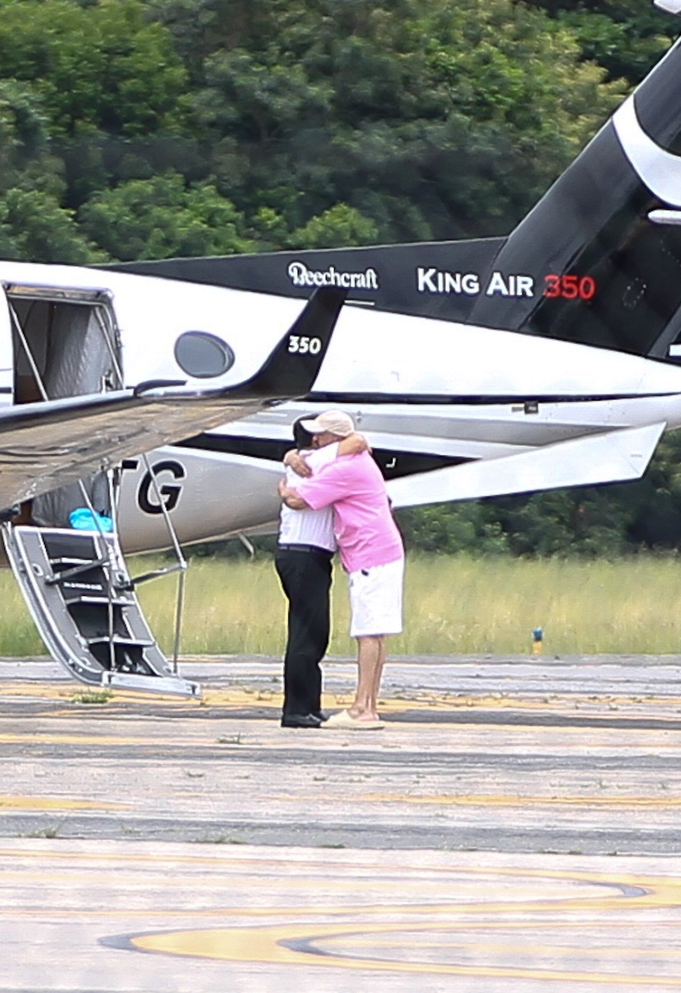 Belo desembarcou com Ray Figliuzzi de jatinho — Foto: Agnews