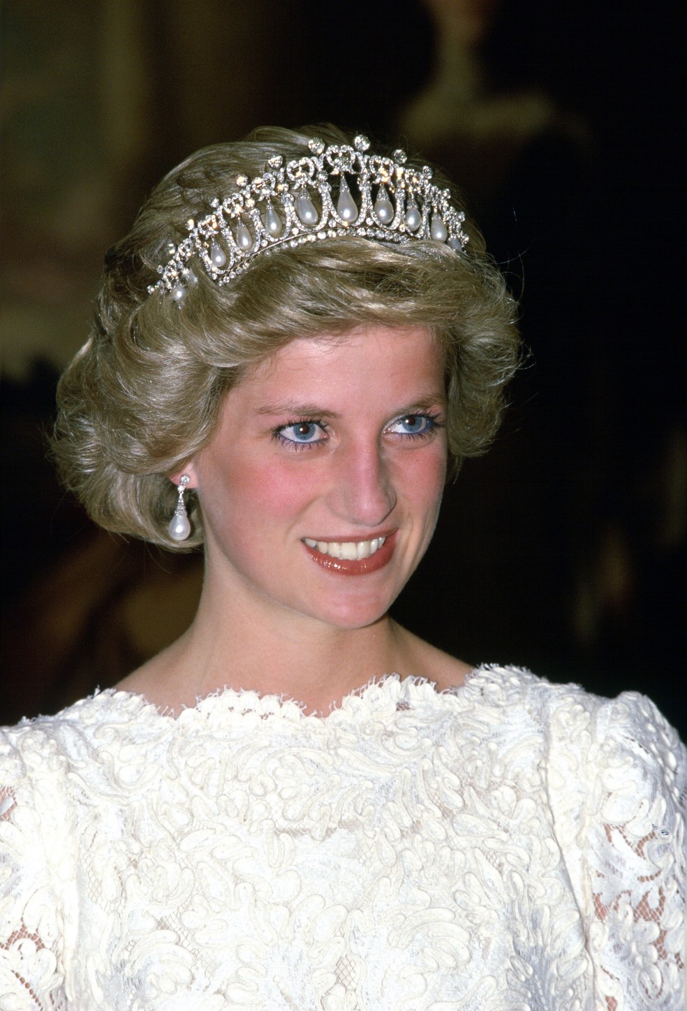 A princesa Diana com os brincos que Kate Middleton usou em coração de rei Charles — Foto: Getty Images