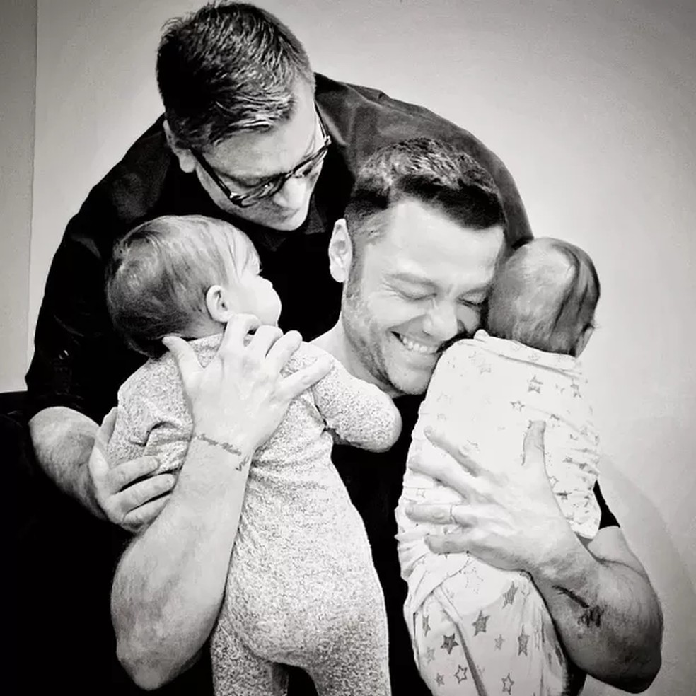 Tiziano Ferro e Victor Allen quando adotaram os filhos, Margherita e Andrés, em 2022 — Foto: Instagram