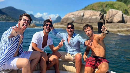 Sandro Pedroso comemora os 39 anos em barco com Bruno De Luca, Kayky Brito e Gil Coelho