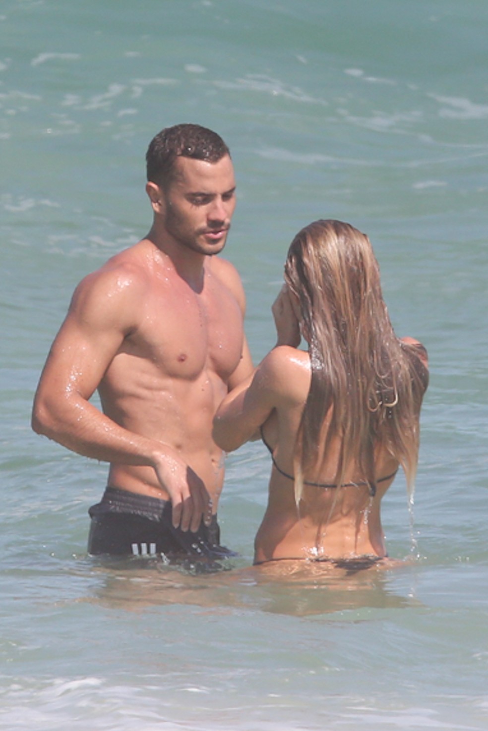 Jade Picon e Andr&eacute; Lamoglia na praia da Barra da Tijuca &mdash; Foto: Dilson Silva/Agnews