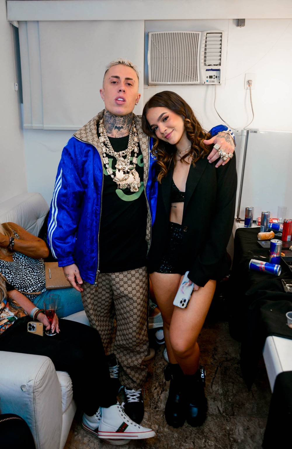 MC Daniel e Mel Maia trocam beijos em festa no Morro da Urca