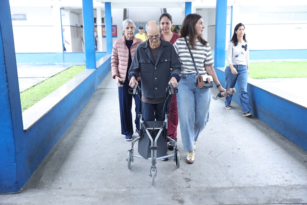 Fátima Bernardes acompanha os pais para votarem — Foto: Anderson Bordê | AgNews