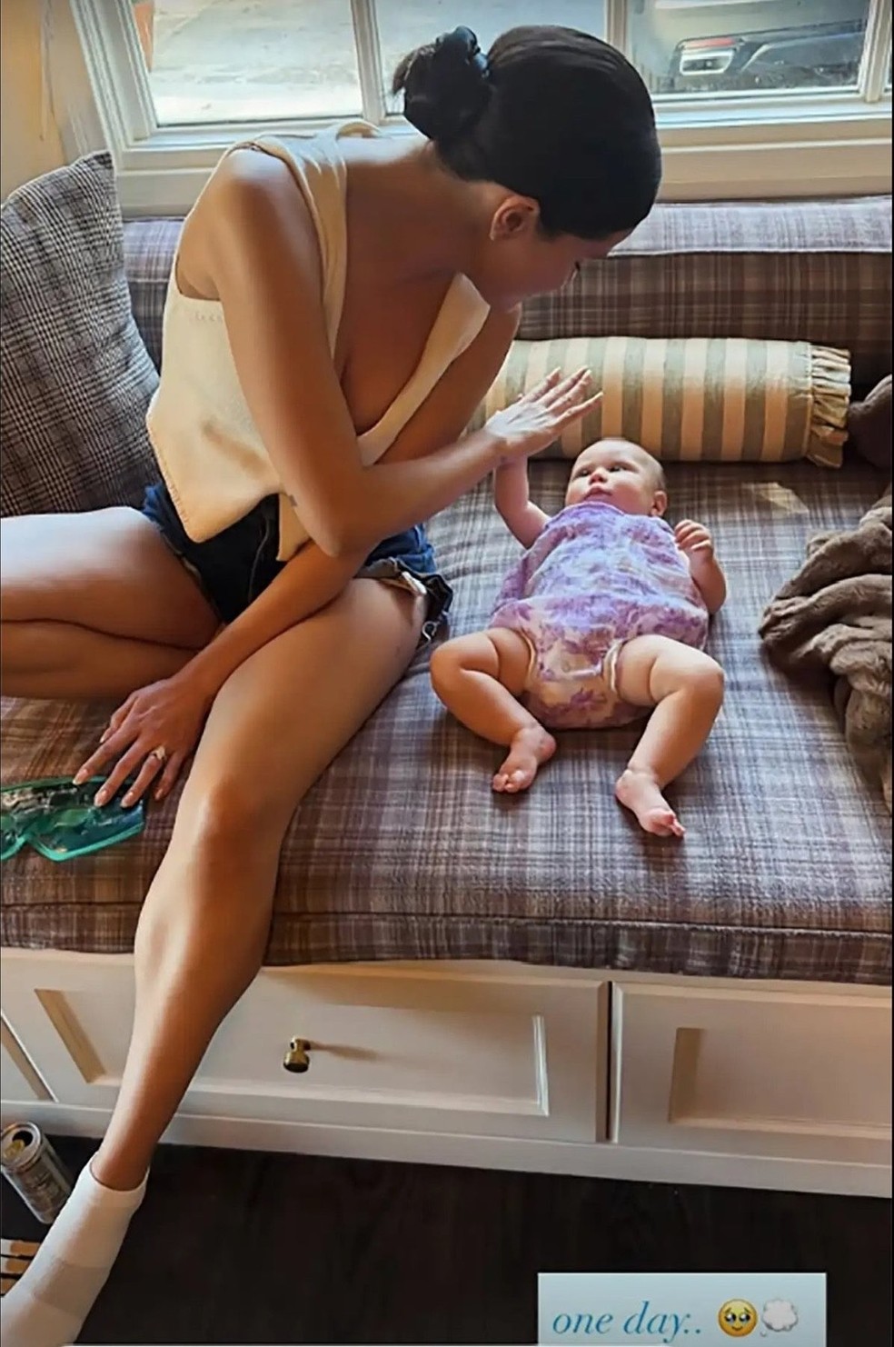 Imagem de Selena Gomez com um bebê — Foto: Reprodução/Instagram